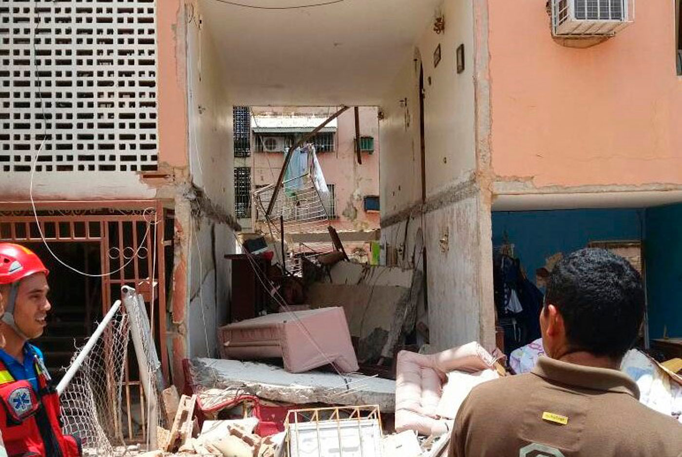 Explosión de bombona derrumba parte de edificio en Ciudad Bolívar