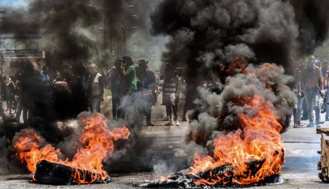 Protestas antigubernamentales en Valencia el domingo. RONALDO SCHEMIDT AFP