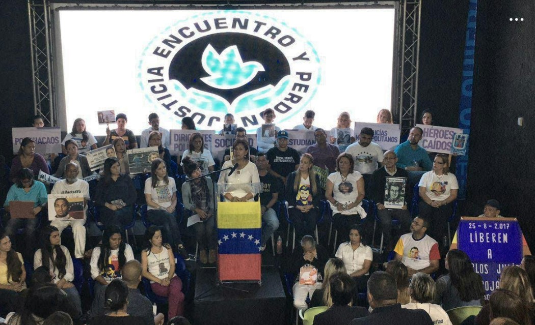 Familiares de presos políticos exigen justicia en foro “Todos por la libertad”