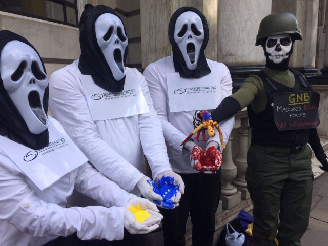 Foto: Venezolanos frente a las oficinas de Smartmatic en Londres / Cortesía 