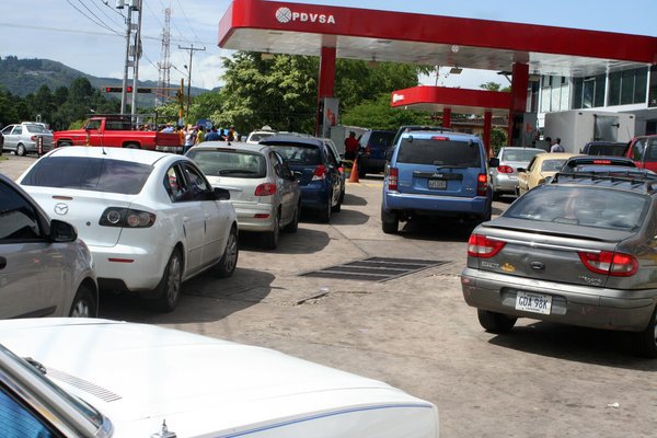 Olvídese del bachaqueo de alimentos… viene el de la gasolina: Trabajadores Petroleros