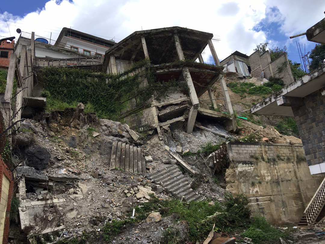 Habitantes de El Junquito tienen un mes incomunicados luego de derrumbe en vía principal