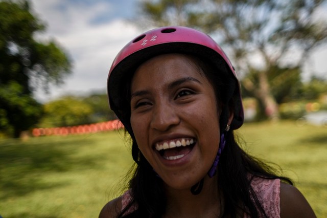 Una mujer con discapacidad visual sonríe durante la octava edición del evento "Tifloencuentro" en Cali, Colombia, el 17 de agosto de 2017. AFP Sixty-nine people with visual impairment from eight countries of Latin America and Europe take part in the "Tifloencuentro", a tourist event in which blind and people with low vision meet in a cultural exchange of life experiences. / AFP PHOTO / Luis ROBAYO / TO GO WITH AFP STORY