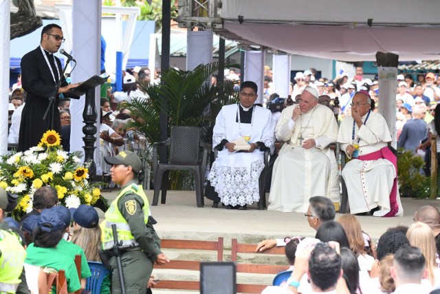 Pope Francis (C), flanked by Monsignor Jorge E.Rodriguez Carvajal (R), Archbishop of Cartagena, listens to a speech during a ceremony on September 10, 2017 at San Francisco Square in Cartagena, Colombia. Nearly 1.3 million worshippers flocked to a mass by Pope Francis on Saturday in the Colombian city known as the stronghold of the late drug lord Pablo Escobar. / AFP PHOTO / Luis Acosta