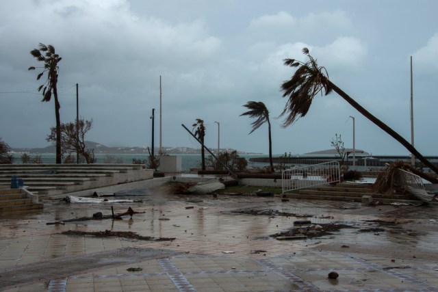 A photo shows debris in a street in Marigot, on the French Caribbean island of Saint Martin, as preparations are made for the arrival of Hurricane Maria on September 19, 2017. Hurricane Maria strengthened into a "potentially catastrophic" Category Five storm as it barrelled into eastern Caribbean islands still reeling from Irma, forcing residents to evacuate in powerful winds and lashing rain. / AFP PHOTO / Helene Valenzuela