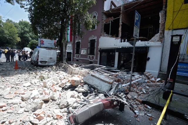 Picture of debris of the facade of a building which collapsed when a quake rattled Mexico City on September 19, 2017. A powerful earthquake shook Mexico City on Tuesday, causing panic among the megalopolis' 20 million inhabitants on the 32nd anniversary of a devastating 1985 quake. The US Geological Survey put the quake's magnitude at 7.1 while Mexico's Seismological Institute said it measured 6.8 on its scale. The institute said the quake's epicenter was seven kilometers west of Chiautla de Tapia, in the neighboring state of Puebla. / AFP PHOTO / Alfredo ESTRELLA