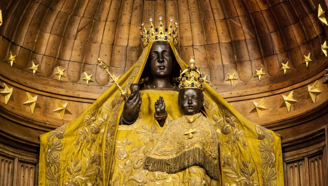 La Virgen Negra con niño en la catedral de Chartres como lucía en 2013. Credit Elena Dijour/Shutterstock