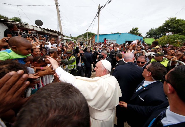 Pope Francis greets people in a neighbourhood in Cartagena, Colombia September 10, 2017. REUTERS/Stefano Rellandini