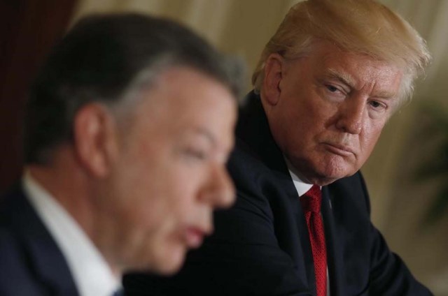 Imagen de archivo. El presidente, Donald Trump, mira al presidente de Colombia, Juan Manuel Santos, durante una conferencia de prensa conjunta en la Casa Blanca en Washington, Estados Unidos, el 18 de mayo de 2017. REUTERS/Yuri Gripas