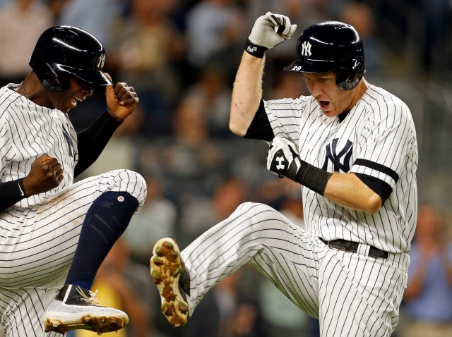 El tercera base de los Yanquis de Nueva York Todd Frazier celebra con el campocorto Didi Gregorius. Adam Hunger-USA TODAY Sports