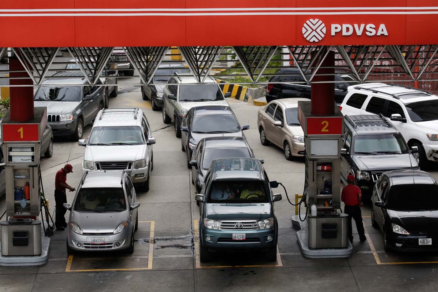 Venta de gasolina será racionada por número de placa en al menos tres estados del país