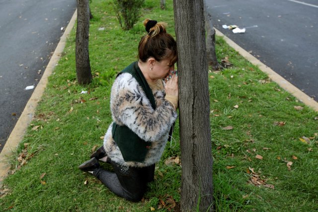 Una mujer reza tras un temblor en la Ciudad de México, México 23 de septiembre de 2017. REUTERS / Jose Luis Gonzalez