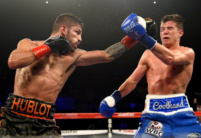 El venezolano Jorge Linares y Luke Campbell (guantes azules) durante el combate. Jayne Kamin-Oncea-USA TODAY Sports