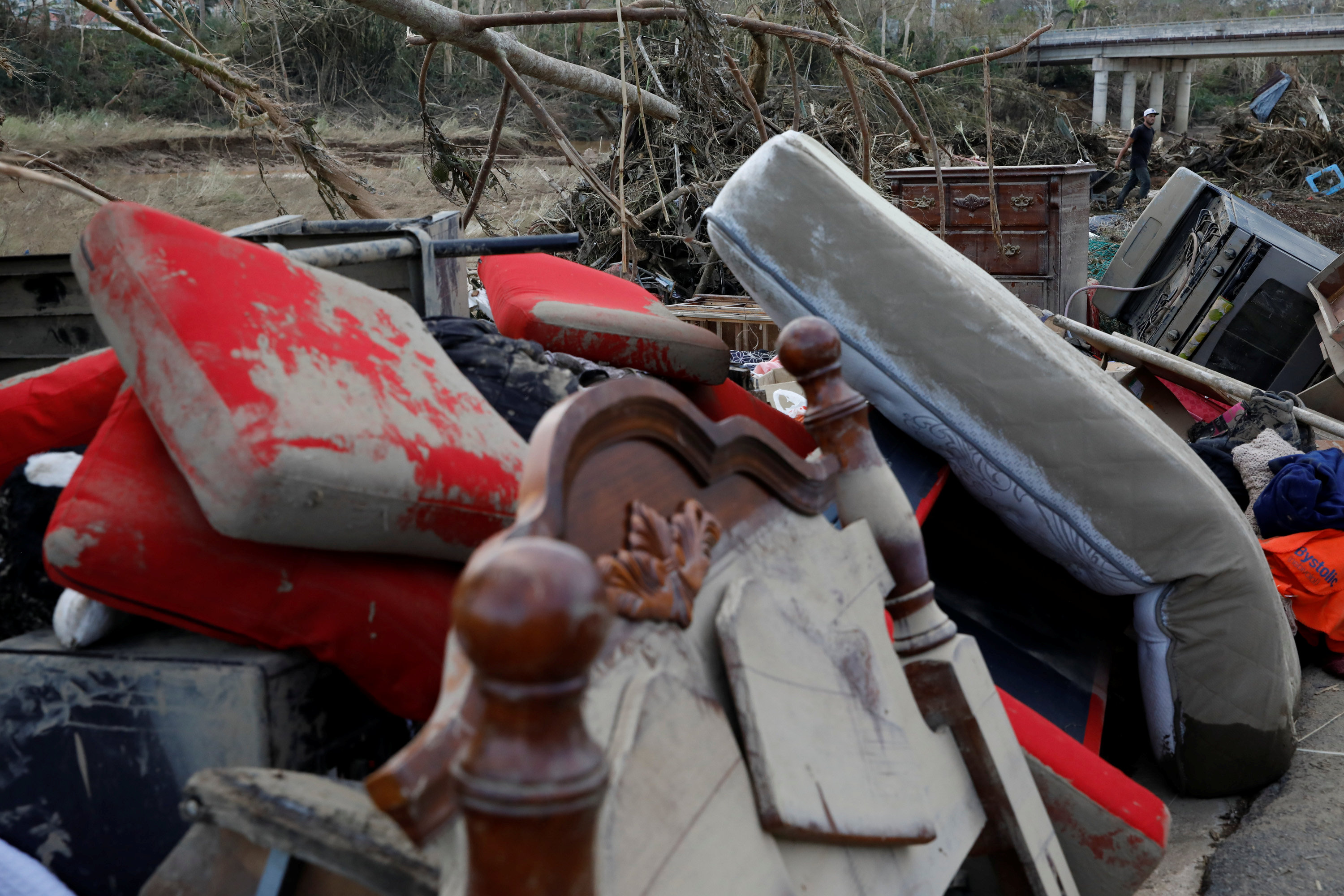 ¡Ni los muertos se salvaron!… María dejó a la vista cientos de restos en cementerio de Puerto Rico