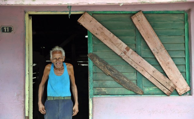 -FOTODELDIA- CUB011. CIEGO DE ÁVILA (CUBA), 08/09/2017.- Un anciano posa junto a las ventanas tapiadas de su casa ante la inminente llegada del huracán Irma hoy, viernes 8 de septiembre del 2017, en la localidad de Turiguanó, en la provincia de Ciego de Ávila (Cuba). El "poderoso y mortal" huracán Irma pasa hoy entre Bahamas y la costa norte de Cuba en su camino hacia Florida, en un mar del Caribe que tiene además otro ciclón de categoría 4 siguiendo su estela en el Atlántico y a Katia, que se fortalece en su rumbo hacia México. EFE/Alejandro Ernesto