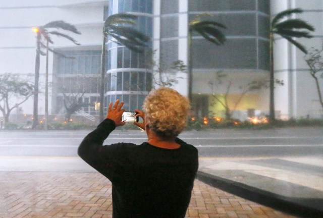 ELX01. Miami (United States), 10/09/2017.- A person photographs the fierce winds with his mobile phone as the full effects of Hurricane Irma strike in Miami, Florida, USA, 10 September 2017. Many areas are under mandatory evacuation orders as Irma approaches Florida. The National Hurricane Center has rated Irma as a Category 4 storm as the eye crosses the lower Florida Keys. (Estados Unidos) EFE/EPA/ERIK S. LESSER