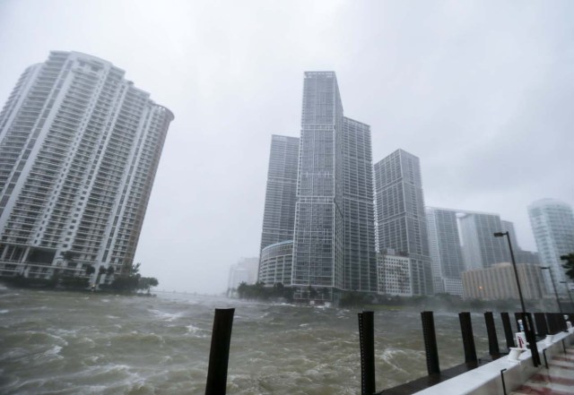 ELX01. Miami (United States), 10/09/2017.- The rough waters where the Miami River meets Biscayne Bay shows the full effects of Hurricane Irma strike in Miami, Florida, USA, 10 September 2017. Many areas are under mandatory evacuation orders as Irma approaches Florida. The National Hurricane Center has rated Irma as a Category 4 storm as the eye crosses the lower Florida Keys. (Estados Unidos) EFE/EPA/ERIK S. LESSER