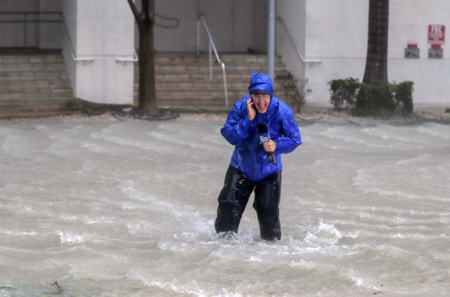 ELX01. Miami (United States), 10/09/2017.- Meteorologist Mike Seidel of the The Weather Channel fights fierce winds and flooded streets while reporting on the full effects of Hurricane Irma's strike in Miami, Florida, USA, 10 September 2017. Many areas are under mandatory evacuation orders as Irma approaches Florida. The National Hurricane Center has rated Irma as a Category 4 storm as the eye crosses the lower Florida Keys. (Estados Unidos) EFE/EPA/ERIK S. LESSER