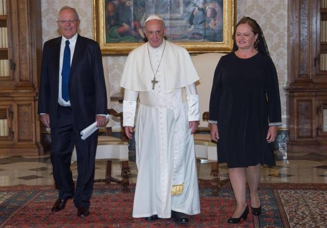 El papa Francisco recibe al presidente de Peru, Pablo Kuczynski, (izq), y a su esposa Nancy Lange, en audiencia privada en el Vaticano hoy, 22 de septiembre de 2017. EFE/GIORGIO ONORATI / POOL