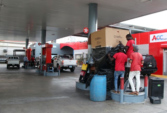 Los hombres cubren un dispensador de gasolina mientras el huracán Irma se acerca a Puerto Rico después de golpear varias islas más pequeñas del Caribe en Santo Domingo, República Dominicana el 6 de septiembre de 2017. REUTERS/Ricardo Rojas