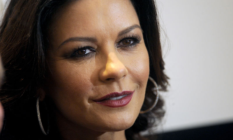 La actriz madurita Catherine Zeta-Jones demostró que sin maquillaje aún está chévere