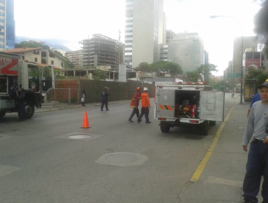 Reportan explosión de transformadores de electricidad en Av. Tamanaco