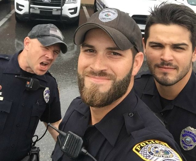 Foto: Los "policías más sexies" de Florida causaron furor en Facebook en medio del huracán Irma 