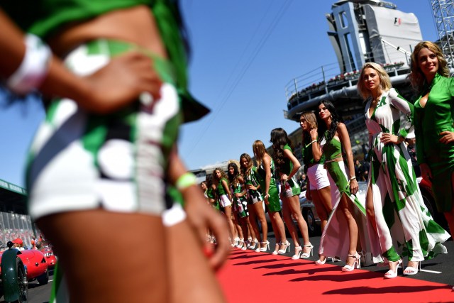 Grid girls line up for the pit lane walk ahead of the Italian Formula One Grand Prix at the Autodromo Nazionale circuit in Monza on September 3, 2017. / AFP PHOTO / ANDREJ ISAKOVIC