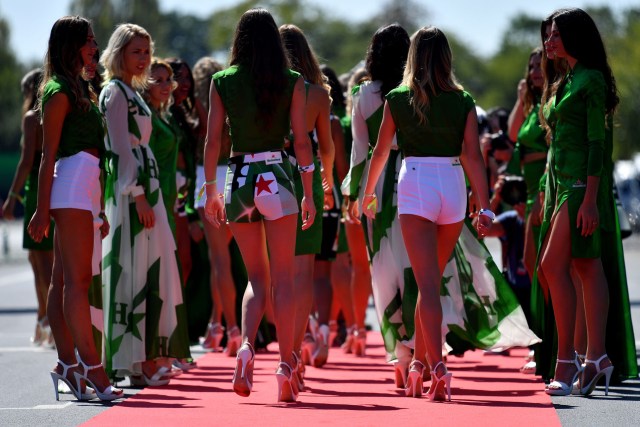 Grid girls arrive for the pit lane walk ahead of the Italian Formula One Grand Prix at the Autodromo Nazionale circuit in Monza on September 3, 2017. / AFP PHOTO / ANDREJ ISAKOVIC