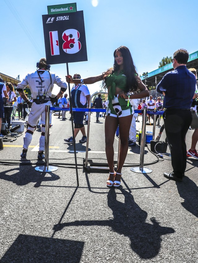 SUKI29. Monza (Italy), 03/09/2017.- A Grid girl poses during the 2017 Formula One Grand Prix of Italy at the Formula One circuit in Monza, Italy, 03 September 2017. (Fórmula Uno, Italia) EFE/EPA/SRDJAN SUKI