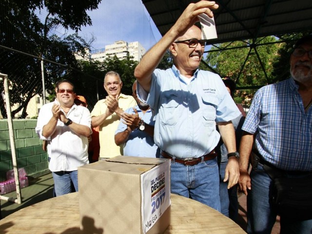 Ismael García, al ejercer su derecho al voto, en Aragua // Foto Prensa