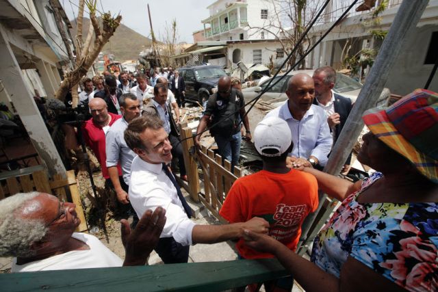 El presidente de Francia, Enmanuel Macron, comparte con los habitantes de San Martín / foto AFP