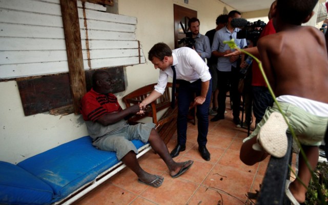 Macron visita a un damnificado por el huracán Irma en la isla de San Martín el 12 de septiembre de 2017 / foto Reuters