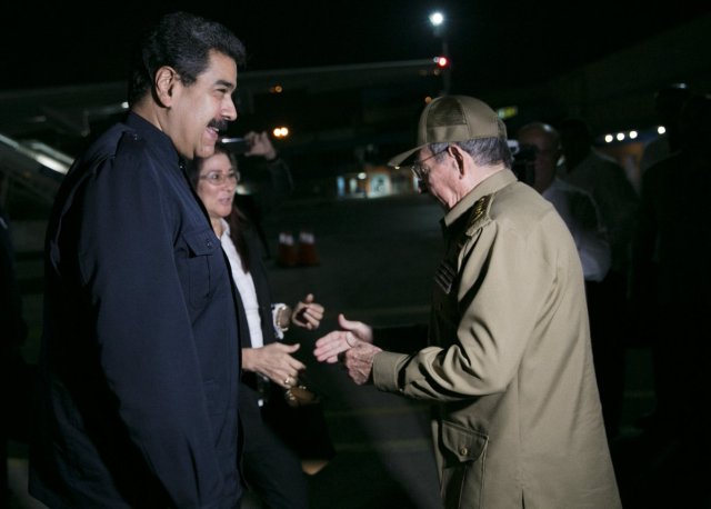 Raúl Castro recibe a Nicolás Maduro y su esposa en el aeropuerto  José Martí de La Habana en la noche del 21 de septiembre de 2017 / Foto @presidencialven