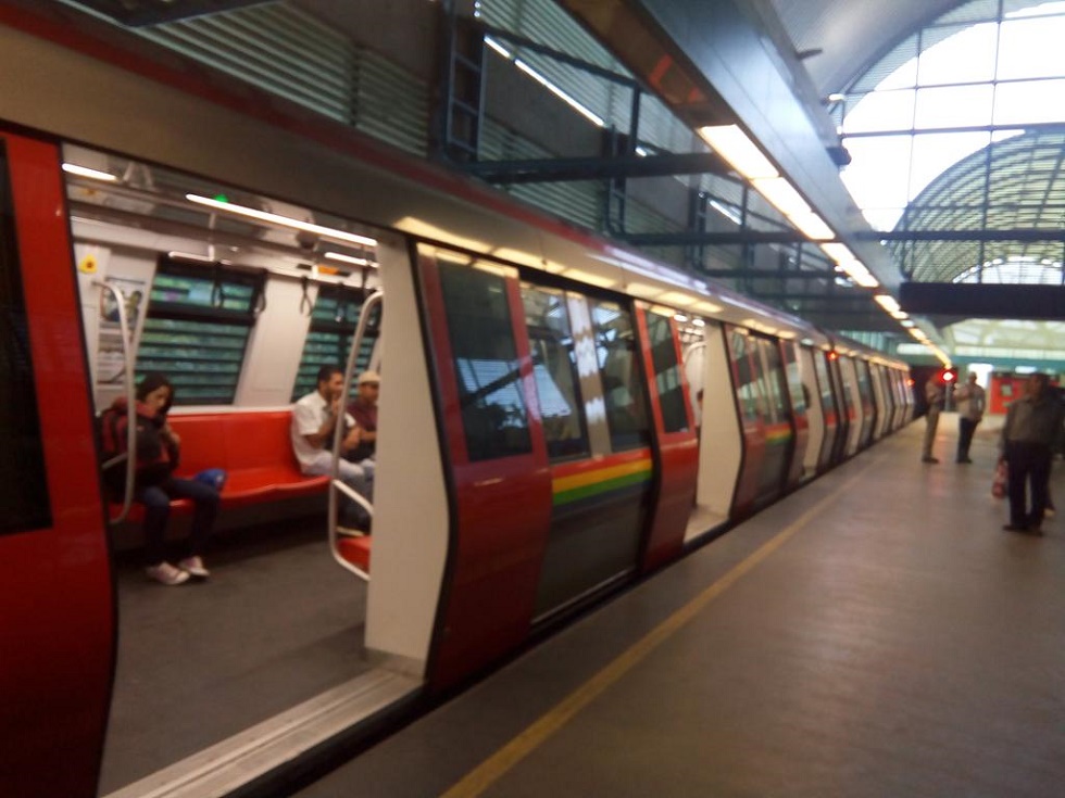 Discapacitados y personas de la tercera edad pasan “roncha” en el Metro de Caracas