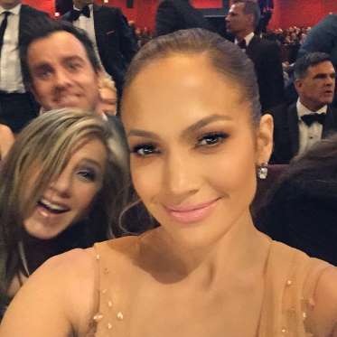 Photobomb-JLo