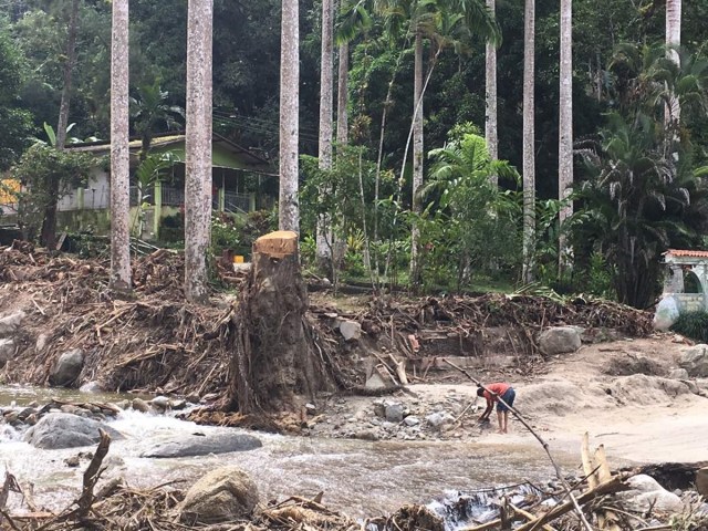 Deslizamientos de tierra en plena vía hacía Choroní  / Foto:  Vanessa Rodríguez