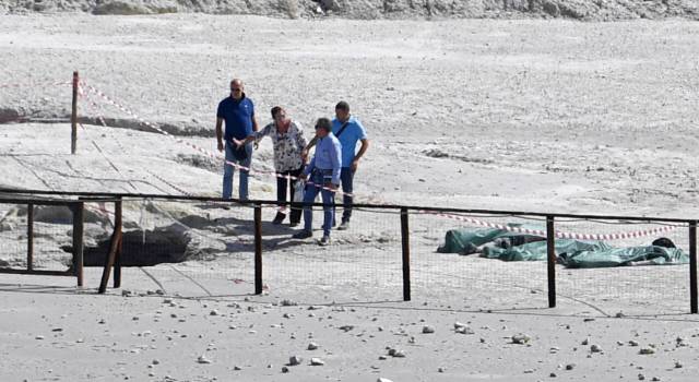 Los cuerpos de los tres fallecidos en el cráter volcánico Solfatara en Pozzuoli (Italia), este martes. CIRO FUSCO EFE