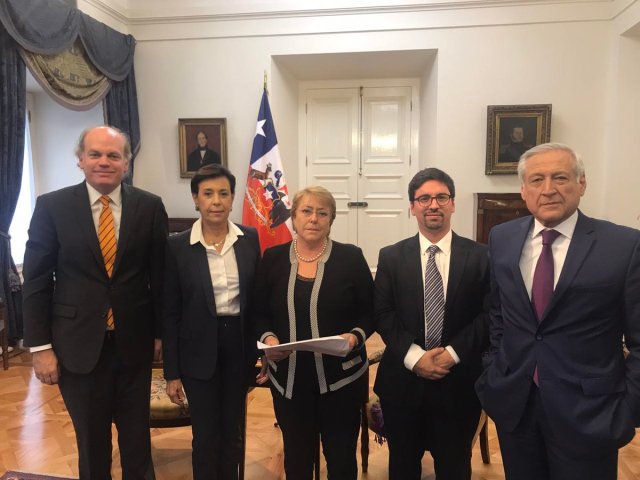 La presidenta de Chile, Michelle Bachelet, se reunió este viernes con el vicepresidente de la AN, Freddy Guevara, y la madre del preso político Leopoldo López (Foto: @FreddyGuevaraC)