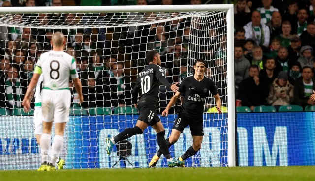 Liga de Campeones - Celtic vs Paris St Germain - Celtic Park, Glasgow, Gran Bretaña - 12 de septiembre de 2017. Neymar, del Paris Saint-Germain, celebra trss marcar el primer gol con su compañero Edinson Cavani (D)   REUTERS/Russell Cheyne