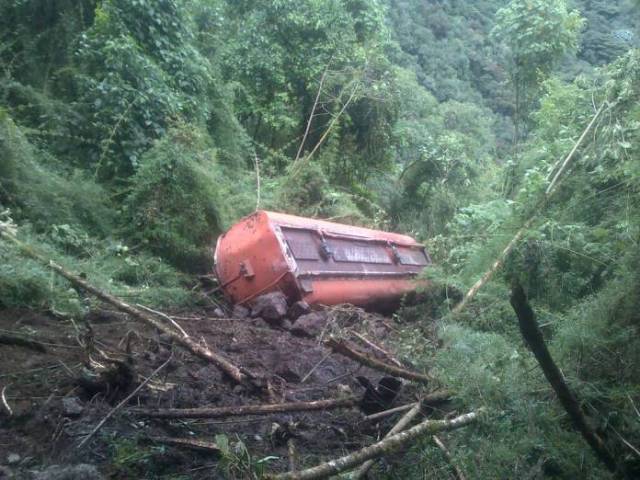 Gandola de PDVSA se precipitó a un abismo en el municipio Sucre (Foto: Miriam Contreras / Diario La Nación)