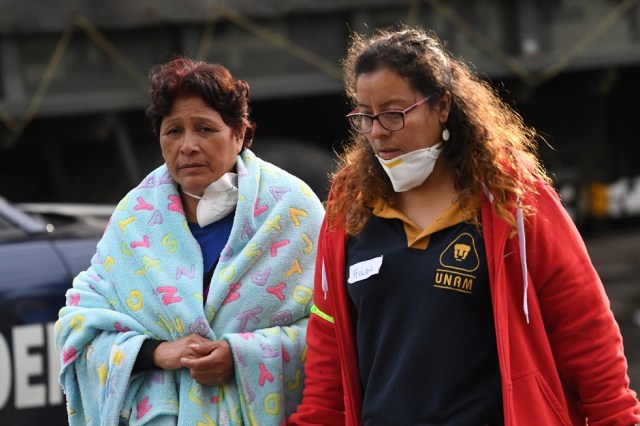 Los voluntarios recurrentes evacuan el lugar donde trabajaban después de una alerta sísmica sonó en la Ciudad de México el 23 de septiembre de 2017. / AFP PHOTO / PEDRO PARDO