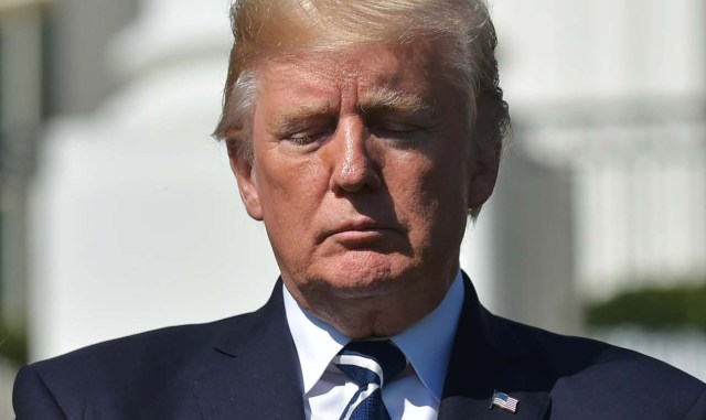 El presidente de EE. UU., Donald Trump, participa en un momento de silencio por las víctimas de los tiroteos en Las Vegas, en el jardín sur de la Casa Blanca el 2 de octubre de 2017 en Washington, DC. / AFP PHOTO / MANDEL NGAN