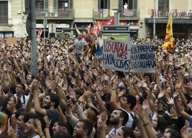 Protesters gather at the Placa de la Universitat square during a general strike in Catalonia called by Catalan unions in Barcelona, on October 3, 2017. Large numbers of Catalans are expected to observe a general strike today to condemn police violence at a banned weekend referendum on independence, as Madrid comes under growing international pressure to resolve its worst political crisis in decades. / AFP PHOTO / LLUIS GENE