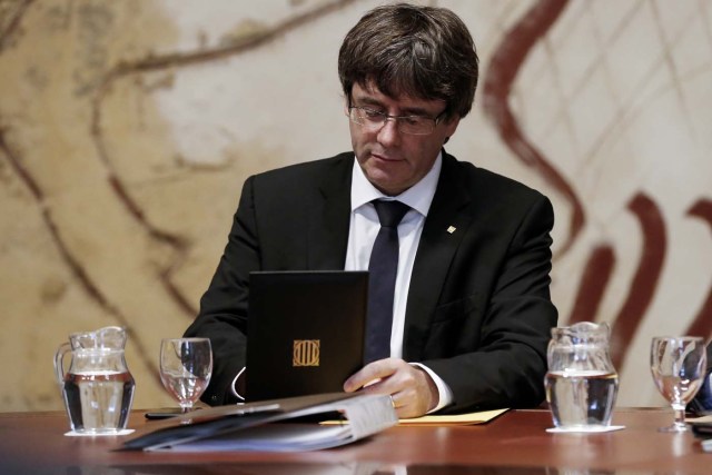 Catalan regional government president Carles Puigdemont attends a regional government meeting at the Generalitat Palace in Barcelona on October 10, 2017.  Spain's worst political crisis in a generation will come to a head as Catalonia's leader could declare independence from Madrid in a move likely to send shockwaves through Europe.  / AFP PHOTO / PAU BARRENA