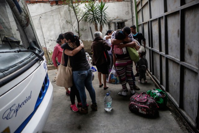 ACOMPAÑA CRÓNICA: VENEZUELA CRISIS - CAR02. CARACAS (VENEZUELA), 05/10/2018.- Fotografía del 29 de septiembre de 2017, que muestra a familias que se despiden antes de abordar uno de los autobuses en Caracas (Venezuela) con destino a diferentes países suramericanos. La reducción de oferta y el alto costo de boletos aéreos internacionales han obligado a muchos venezolanos a migrar por vía terrestre a diferentes países de Suramérica en búsqueda de alimentos, salud, seguridad y un "futuro", un viaje que puede tomar entre día y medio y once días, dependiendo qué tan al sur quieran llegar. EFE/Cristian Hernández