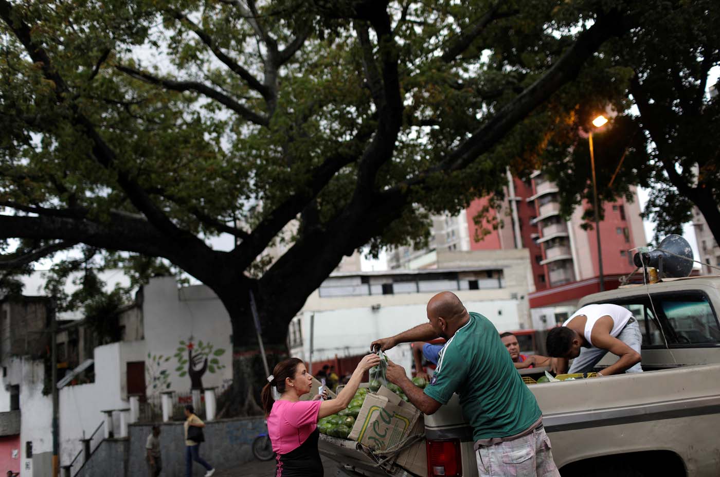 Venezolanos necesitan 61.495 bolívares diarios para comprar comida