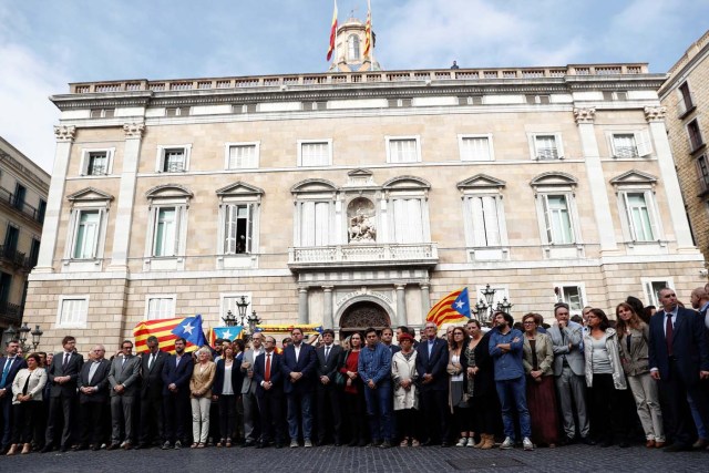 Catalan President Carles Puigdemont and other regional government members stand with people in Plaza Sant Jaume as they join a protest called by pro-independence groups for citizens to gather at noon in front of city halls throughout Catalonia, in Barcelona, Spain October 2, 2017. REUTERS/Juan Medina