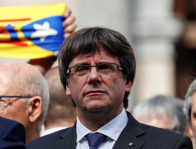 Catalan President Carles Puigdemont stands and other regional government members in Plaza Sant Jaume as they join a protest called by pro-independence groups for citizens to gather at noon in front of city halls throughout Catalonia, in Barcelona, Spain October 2, 2017. REUTERS/Juan Medina