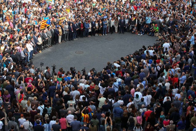 Catalan regional government members and local politicians stand in Plaza Sant Jaume as they join a protest called by pro-independence groups for citizens to gather at noon in front of city halls throughout Catalonia, in Barcelona, Spain October 2, 2017. REUTERS/Albert Gea